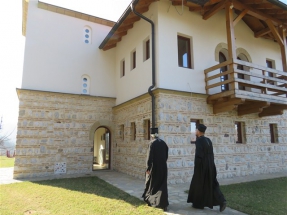 2016-12-81-025v 2016-12-81-025v